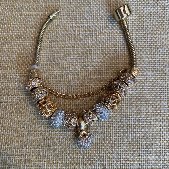 High quality Pandora type charm bracelet, gold tone with crystals. - Picture 4 of 7